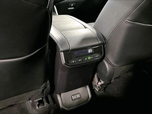 Used 2024 Toyota Highlander XLE image 32