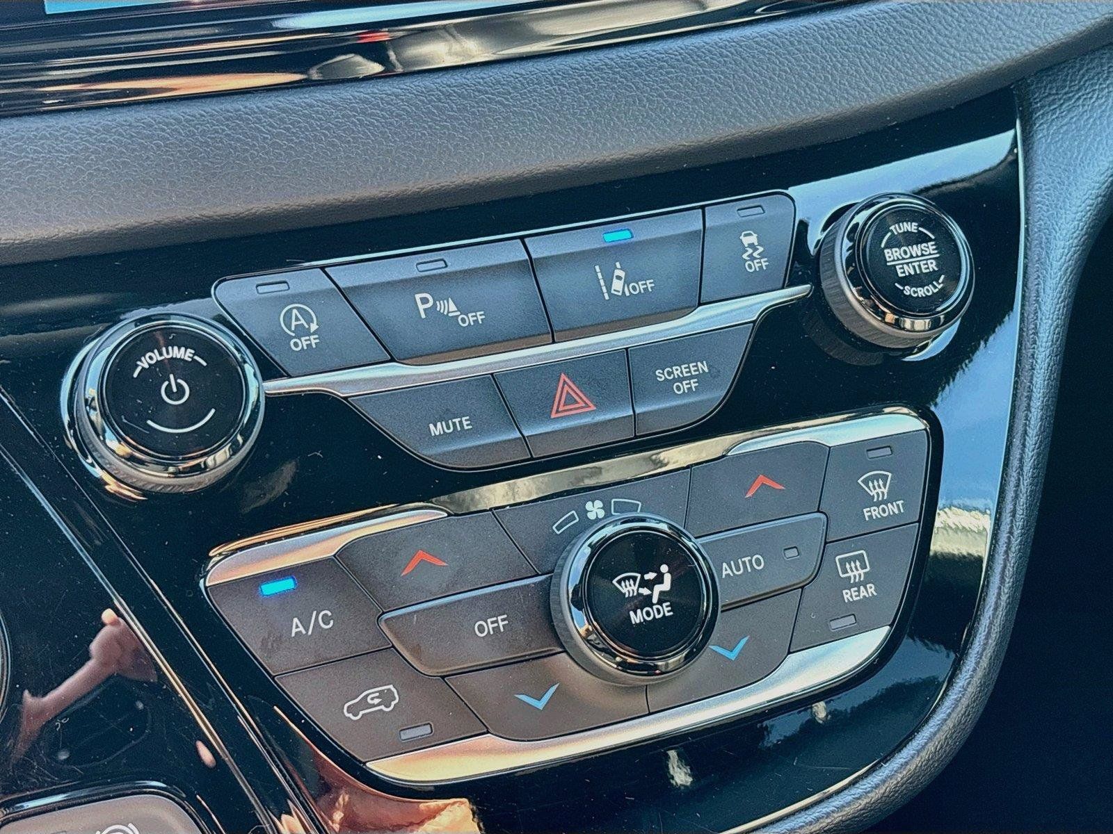 Certified 2025 Chrysler Pacifica Select FWD image 32
