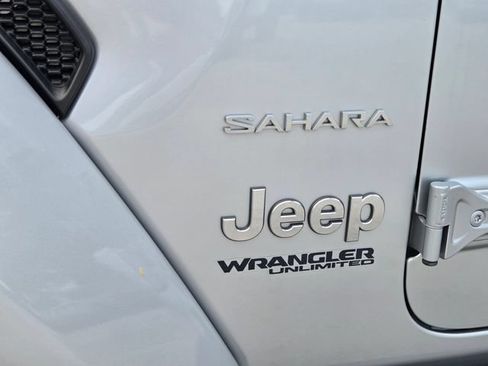 Used 2022 Jeep Wrangler Unlimited Sahara AWD/4WD image 9