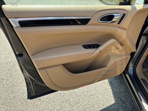 Used 2016 Porsche Cayenne S image 11