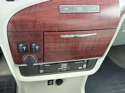 Used 2013 Toyota Sienna Limited w/ Premium Pkg FWD image 25