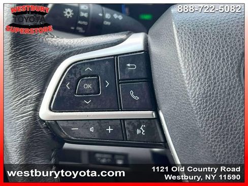 Used 2024 Toyota Sienna XLE FWD image 25