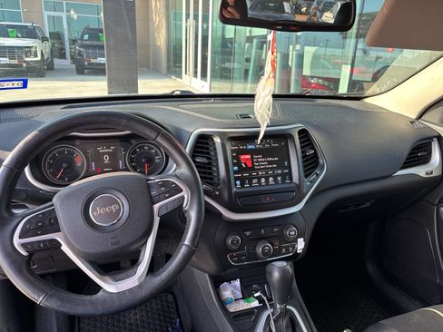 Used 2018 Jeep Cherokee Latitude Plus w/ Cold Weather Group FWD image 9