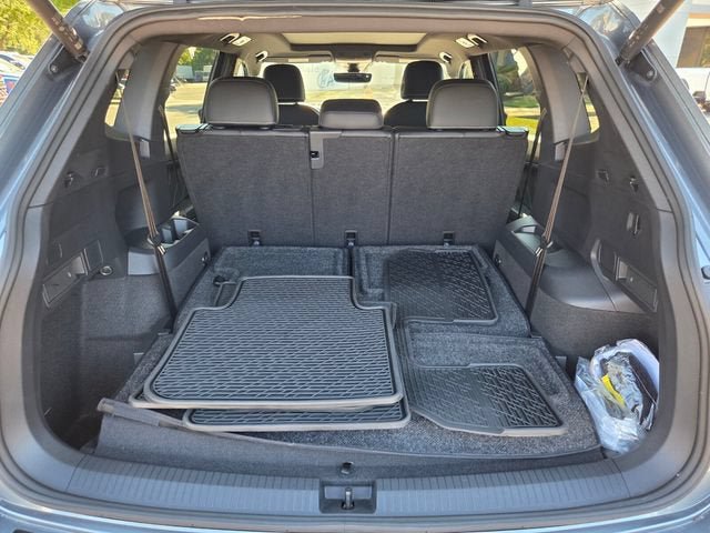 Used 2024 Volkswagen Tiguan SE R-Line w/ MDO Package, Three-Row FWD image 17