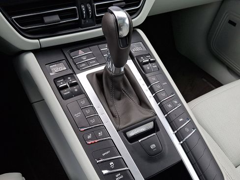 Used 2021 Porsche Macan S image 16