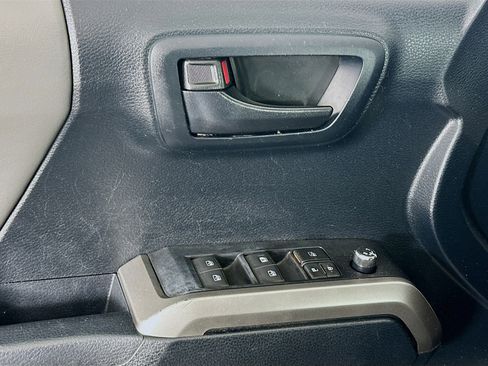 Used 2016 Toyota Tacoma SR5 image 15