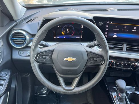 Used 2025 Chevrolet Trax LT image 28