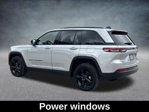 Certified 2024 Jeep Grand Cherokee Altitude image 8