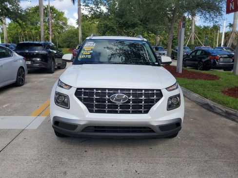 Used 2021 Hyundai Venue SEL FWD image 2