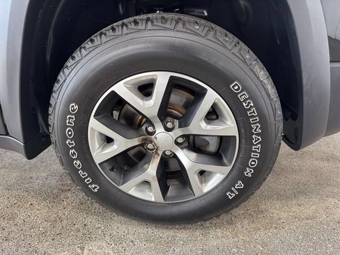 Used 2018 Jeep Cherokee Trailhawk w/ Cold Weather Group AWD/4WD image 25