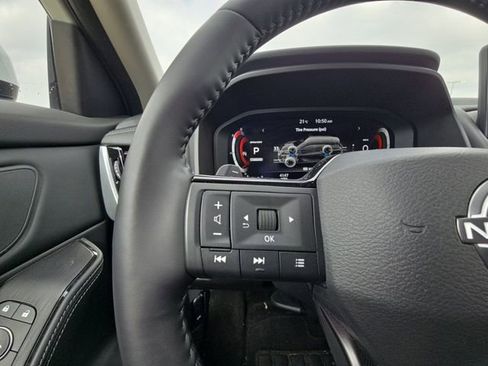 Used 2025 Nissan Rogue SL FWD image 11