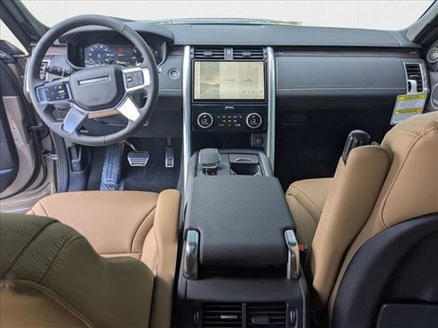 New 2025 Land Rover Discovery Dynamic SE image 14
