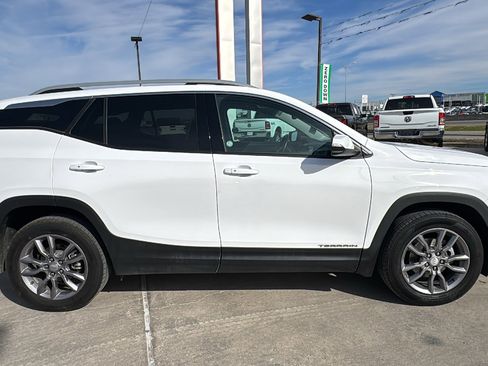 Used 2024 GMC Terrain SLT image 4