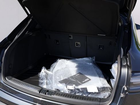 Certified 2025 Porsche Macan image 17