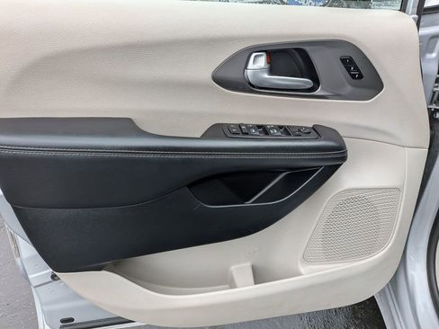 Used 2024 Chrysler Pacifica Touring-L image 11