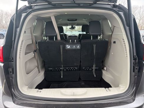 Used 2018 Chrysler Pacifica Touring-L w/ Advanced Safetytec Group image 23