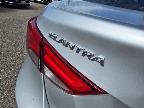 Used 2015 Hyundai Elantra Limited FWD image 12