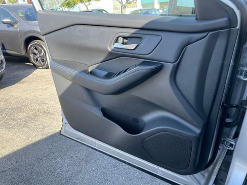 Used 2025 Nissan Rogue SV FWD image 18