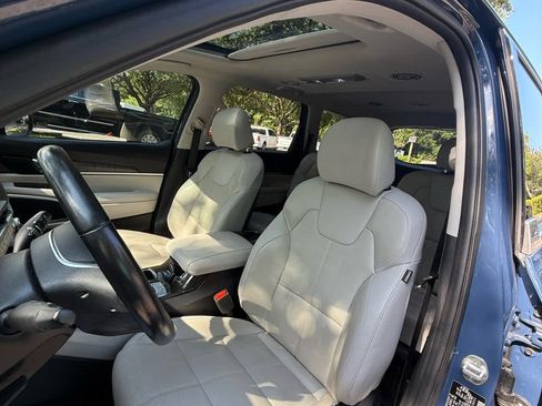 Used 2023 Kia Telluride EX w/ EX Captain's Chair Package image 10