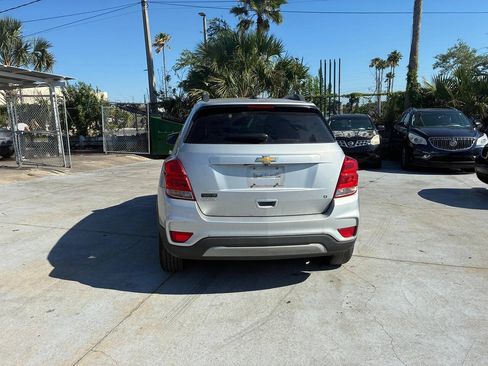 Used 2018 Chevrolet Trax LT w/ LT Convenience Package FWD image 4