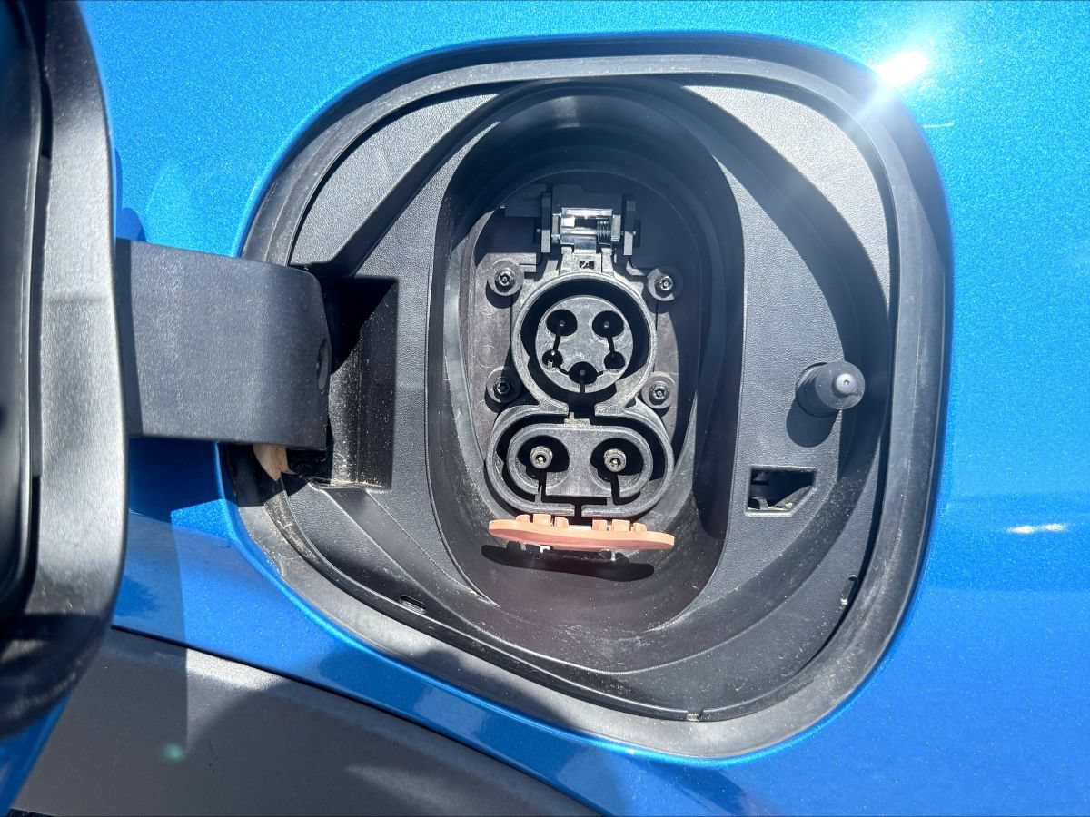 Used 2022 Chevrolet Bolt EUV Premier w/ Sun & Sound Package FWD image 16