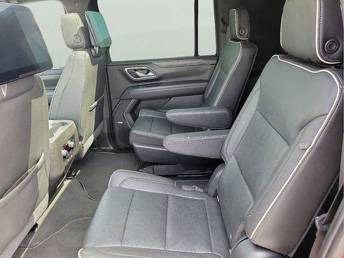 Used 2021 GMC Yukon XL SLT w/ SLT Premium Package image 13