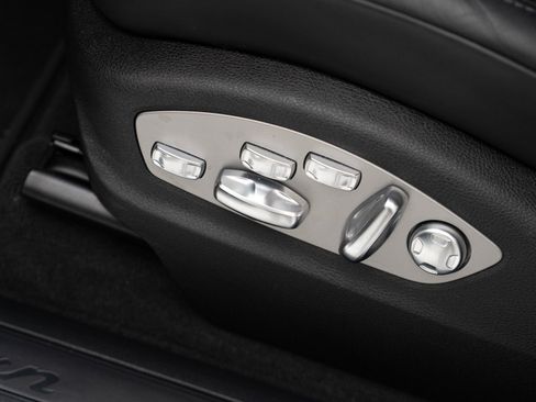 Certified 2025 Porsche Macan AWD/4WD image 15