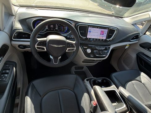 Certified 2024 Chrysler Pacifica Touring-L FWD image 24
