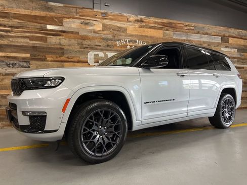 Used 2023 Jeep Grand Cherokee L Summit AWD/4WD image 15
