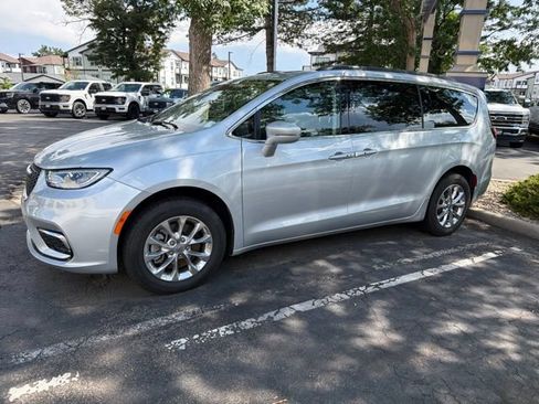 Used 2022 Chrysler Pacifica Touring-L AWD/4WD image 2