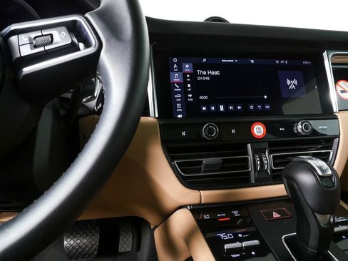 Certified 2025 Porsche Macan image 12