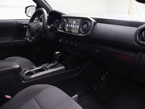 Used 2019 Toyota Tacoma TRD Sport AWD/4WD image 10