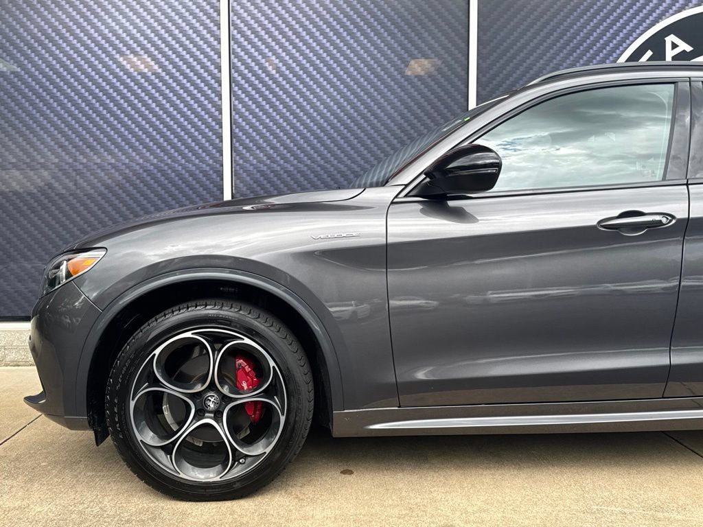 Used 2023 Alfa Romeo Stelvio Veloce AWD/4WD image 16