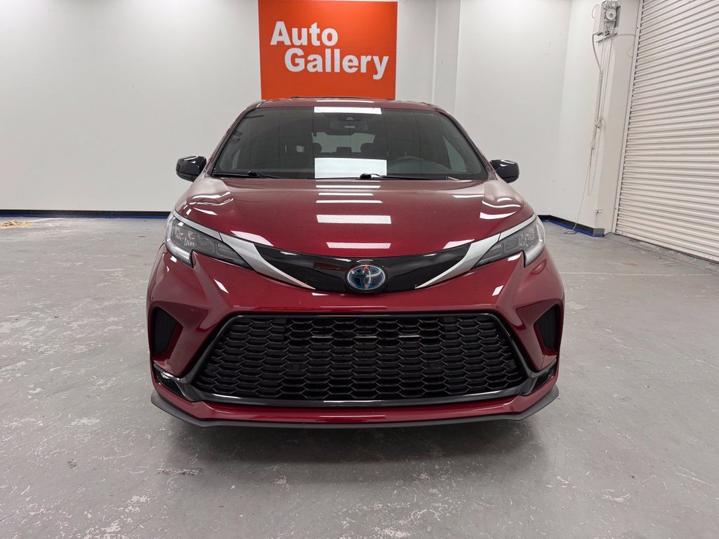 Used 2022 Toyota Sienna XSE w/ XSE Plus Package AWD/4WD image 3