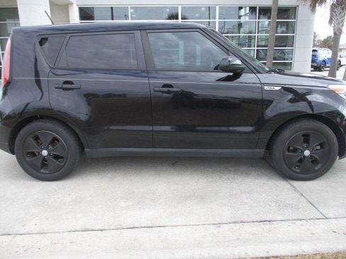 Used 2016 Kia Soul Base image 2