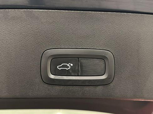 Used 2022 Volvo XC40 T5 Momentum w/ Protection Package image 27