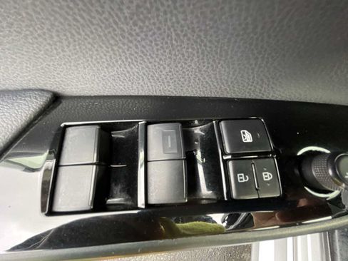 Used 2022 Toyota Prius L Eco FWD image 15