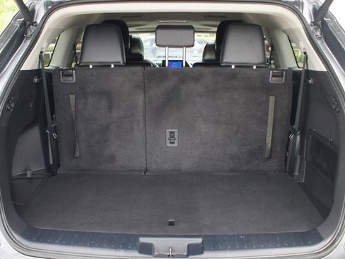 Used 2024 Toyota Highlander XLE FWD image 17