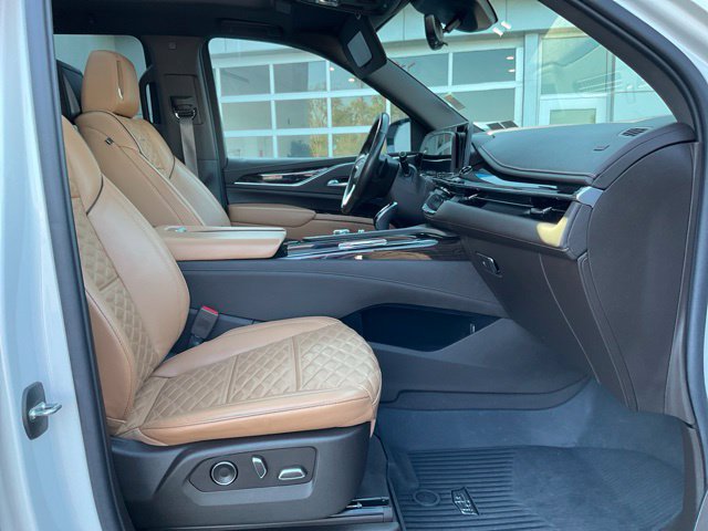 Used 2021 Cadillac Escalade ESV Premium Luxury w/ LPO, Radiant Package AWD/4WD image 29