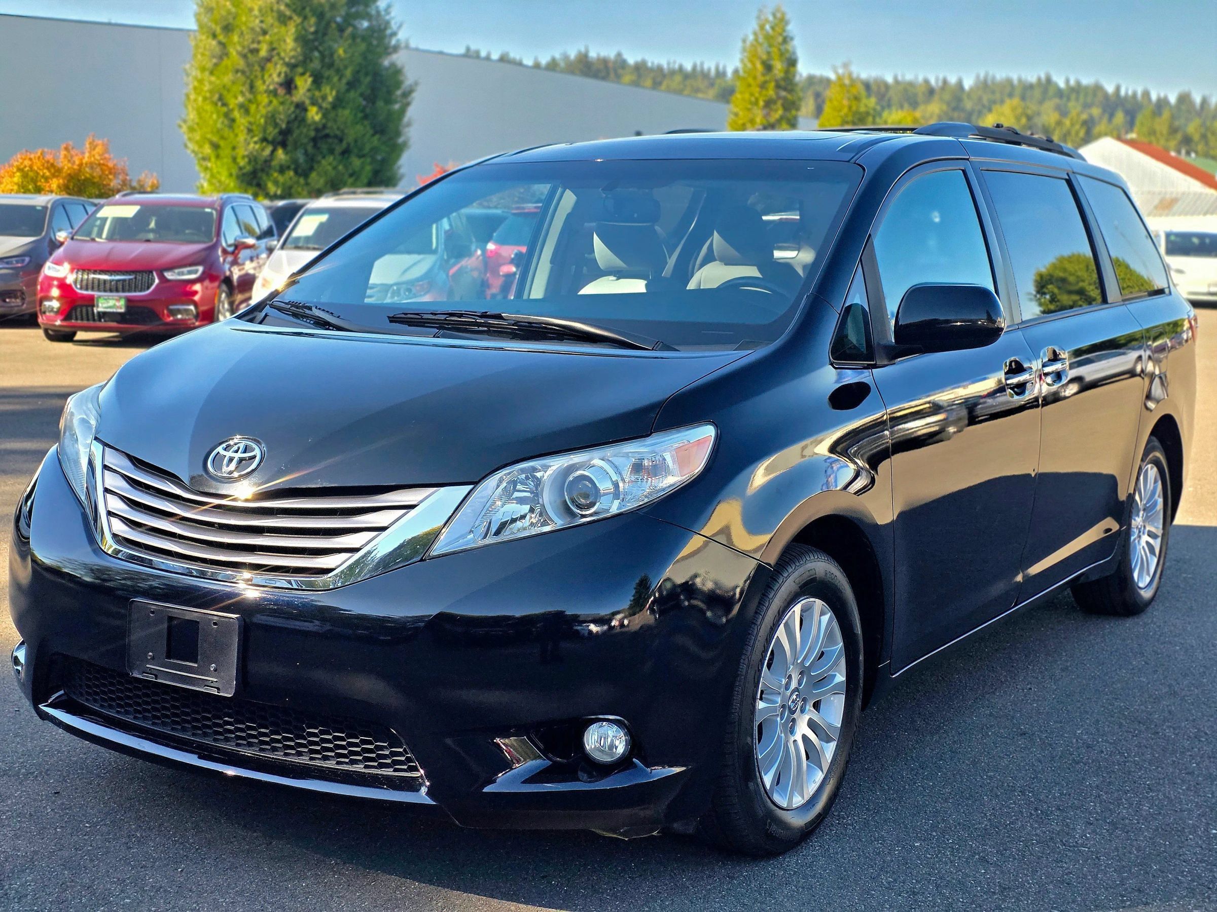 Used 2017 Toyota Sienna XLE w/ XLE Navigation Package FWD image 4