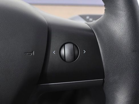 Used 2023 Tesla Model Y Long Range image 32