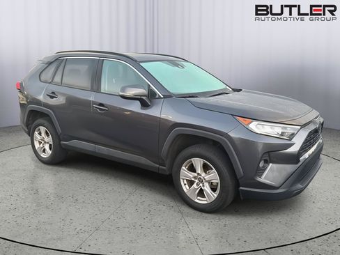 Used 2021 Toyota RAV4 XLE w/ Convenience Package FWD image 4