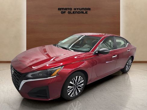 Used 2025 Nissan Altima 2.5 SV FWD image 2