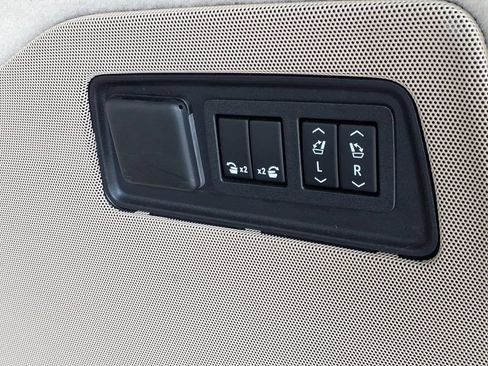 Used 2021 Cadillac Escalade ESV Premium Luxury w/ Performance Package AWD/4WD image 22