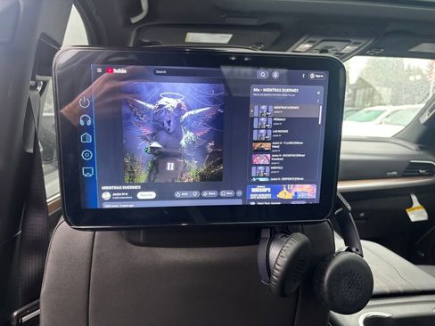 Used 2025 Chevrolet Suburban High Country image 16