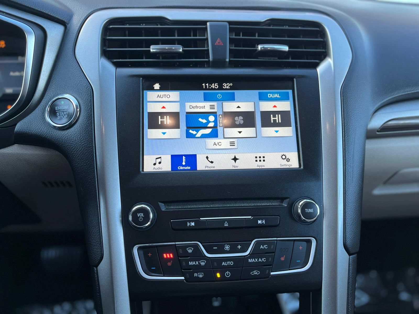 Used 2018 Ford Fusion SE w/ Fusion SE Technology Package FWD image 18