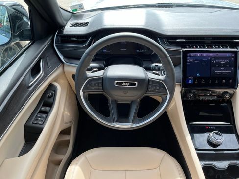 Used 2024 Jeep Grand Cherokee Limited RWD image 11
