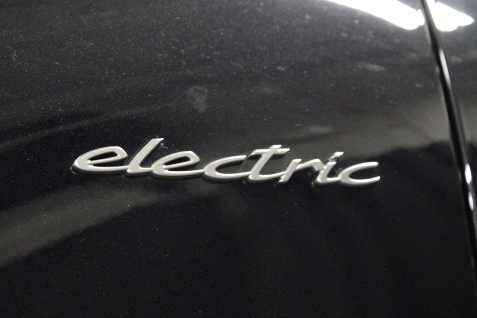 Certified 2025 Porsche Macan Turbo Electric AWD/4WD image 13