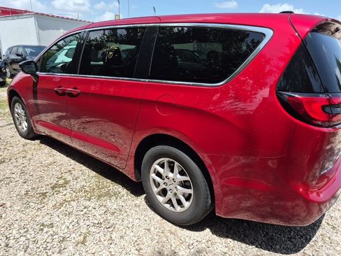 Used 2025 Chrysler Pacifica Select FWD image 2