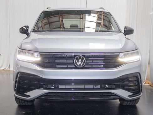 Used 2023 Volkswagen Tiguan SE R-Line AWD/4WD image 2